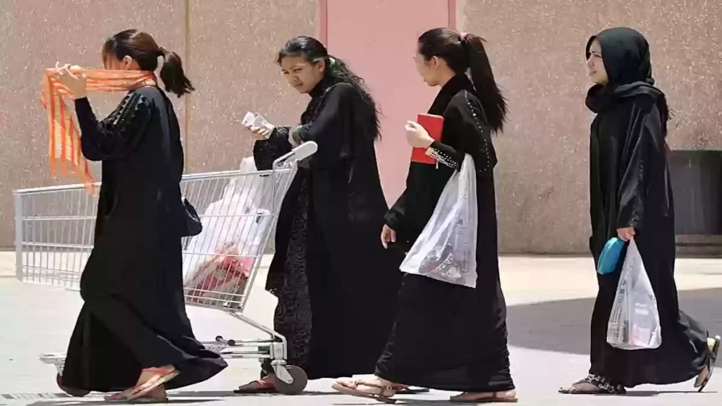 شروط استقدام عاملة منزلية لكبار السن في السعودية