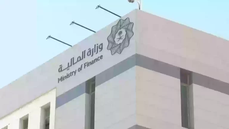 ما هي الفئات المستحقة العوائد السنوية 1447 في السعودية