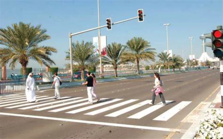 150 ريال غرامة لعدم منح أفضلية المرور للمشاة في المسارات المخصصة لهم