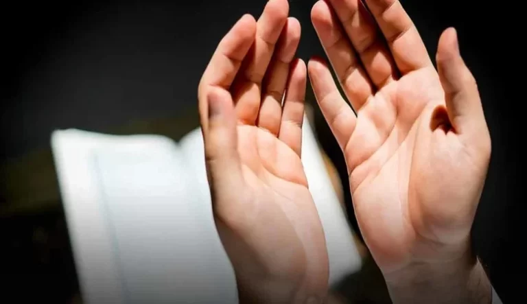 دعاء لزوجي يوم الجمعة: اللهم اجعله أكثر تمسكا بدينه، ونورًا في حياتي، وسع ذريته