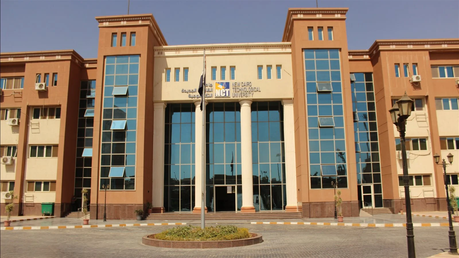 شروط القبول في جامعة القاهرة الجديدة التكنولوجية 2025 والتخصصات المتاحة والمصاريف والأوراق المطلوبة