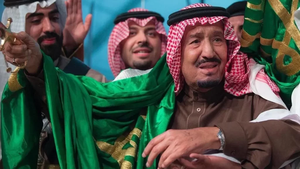 صور الملك سلمان يقبل العلم
