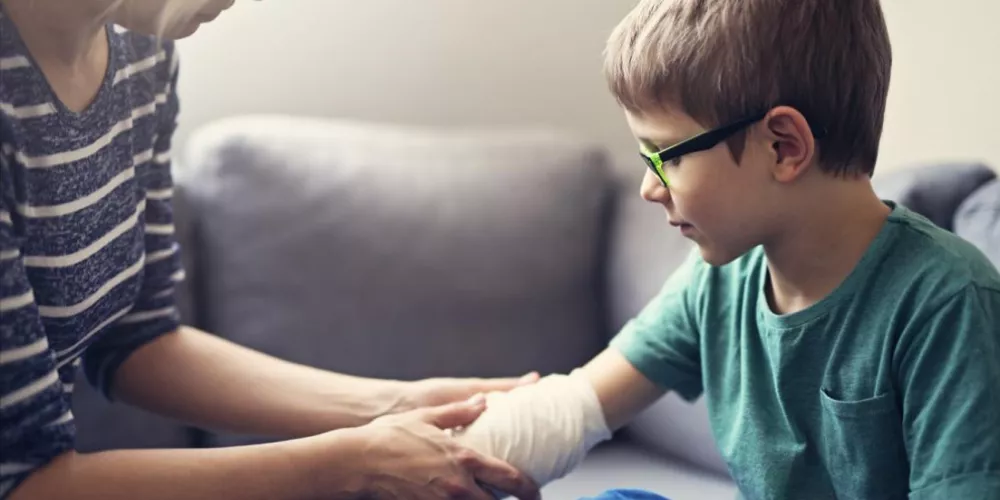 كيفية التعامل مع الإصابات والحروق لدى الأطفال