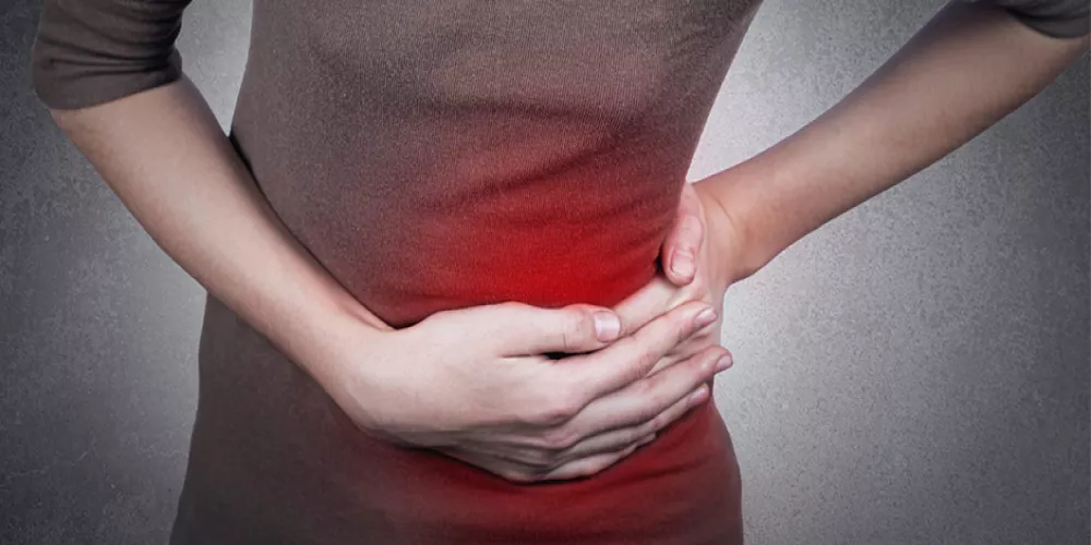 إلى ماذا يشير خروج دم مع البراز مع ألم أسفل الظهر؟