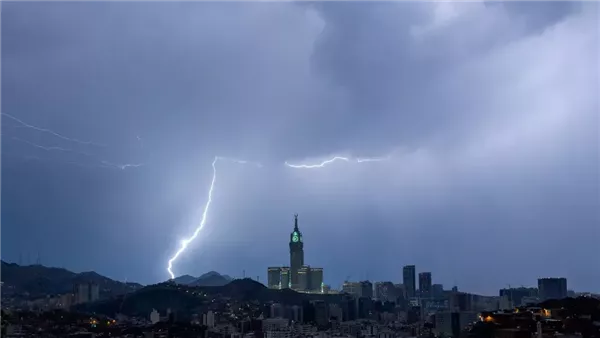 إنذار أحمر على مكة بسبب الأمطار الرعدية وسوء الأحوال الجوية