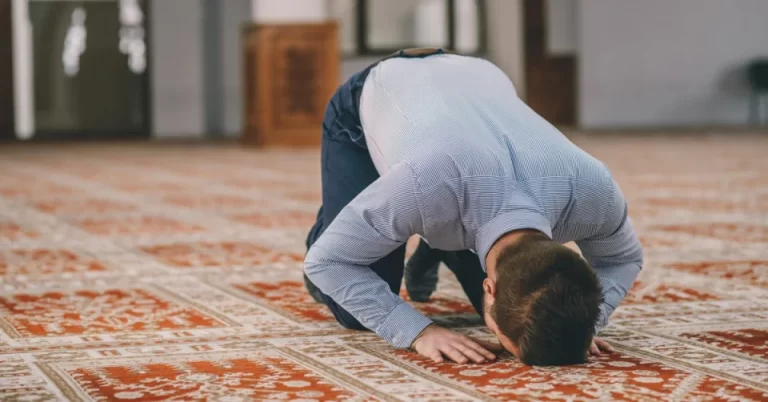 ما تفسير حلم الصلاة في المسجد على جنابة؟