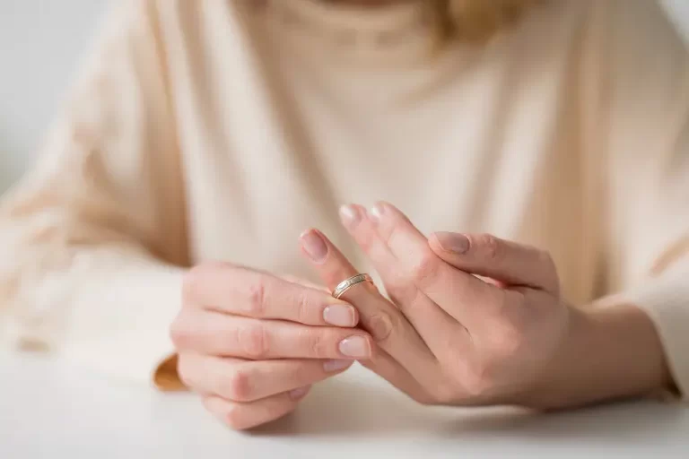 ما تفسير خلع الخاتم في المنام؟