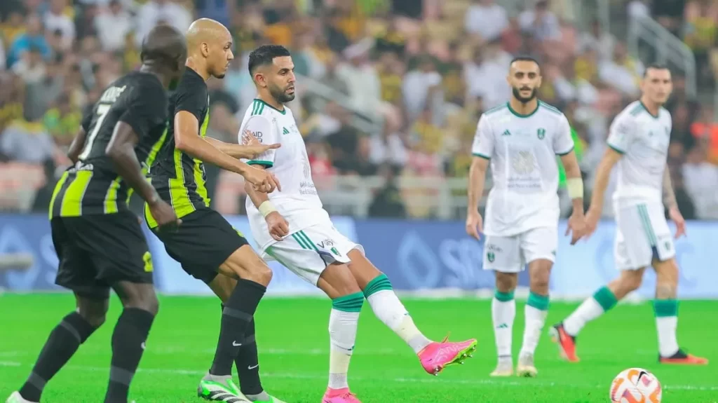 توتر ومشادات كلامية داخل غرفة الملابس نادي الاتحاد السعودي