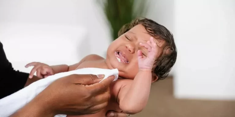ما سبب القيء الأصفر عند حديثي الولادة؟