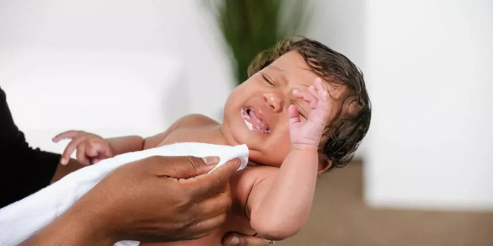 سبب القيء الأصفر عند حديثي الولادة
