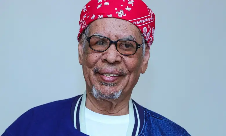 كم عمر علي المدفع