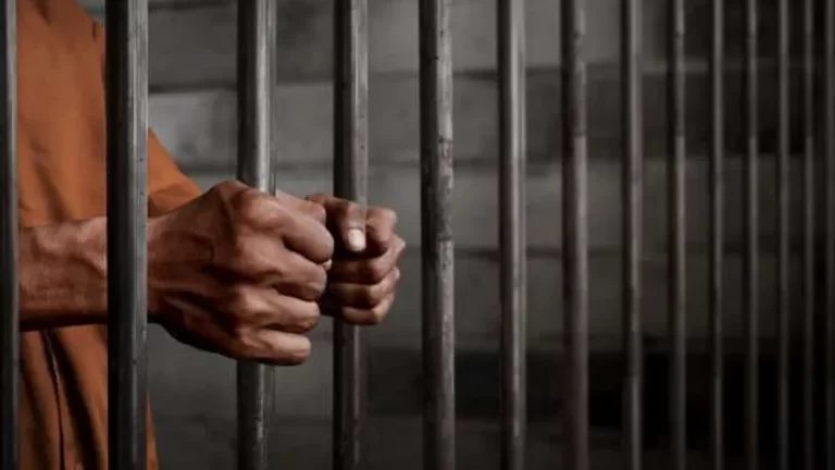 كم مكافأة السجين 1447 ومتى يتوقف راتب المسجون في السعودية؟