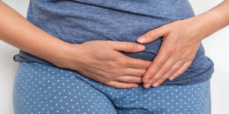لماذا يحدث مغص أسفل البطن قبل الدورة بأسبوع؟