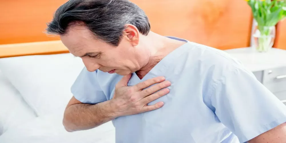 ما هي أسباب حدوث ضيق التنفس عند النوم على الجانب الأيسر؟