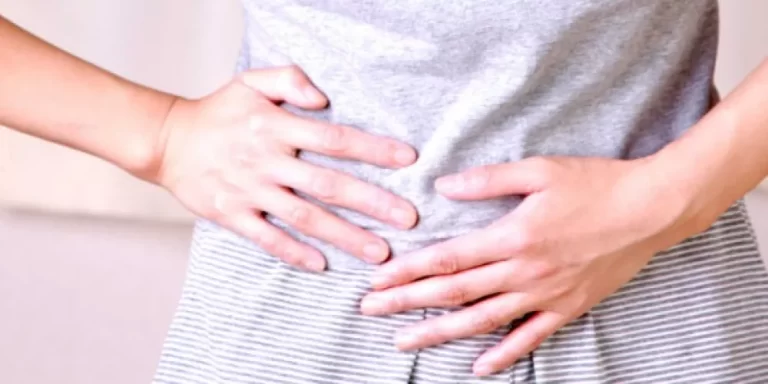 ما سبب نغزات أسفل البطن جهة اليسار قبل الدورة؟