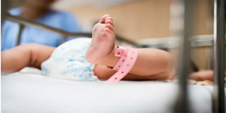 هل من الطبيعي وجود ألم بالظهر بعد الجراحة القيصرية؟ ما أسباب ألم الظهر بعد الولادة؟