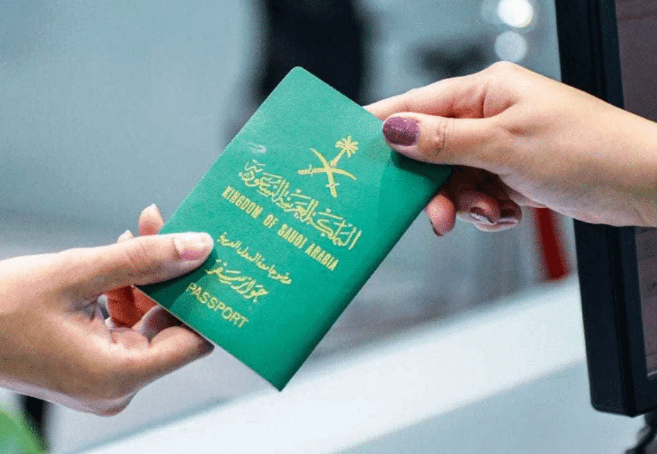 كيف يمكنني الاستعلام عن تمديد تأشيرة خروج وعودة عبر منصة أبشر الإلكترونية ؟