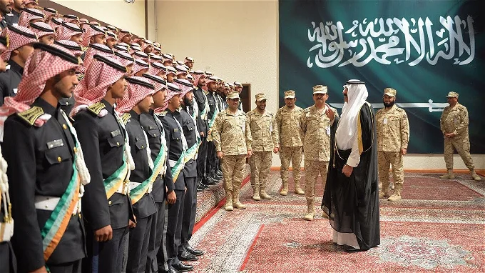ما هي تخصصات كلية الملك خالد العسكرية 2025 ؟