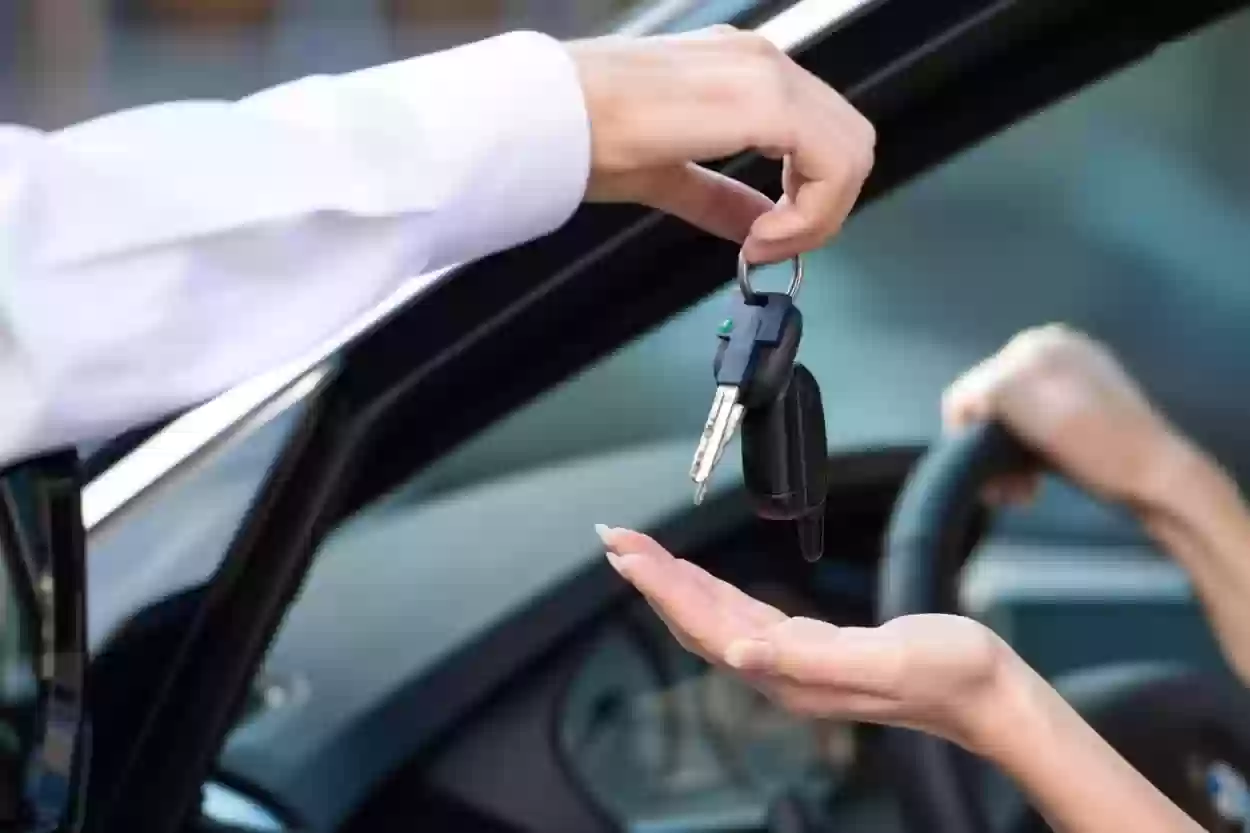 البائع أم المشتري  .. من منهم يدفع رسوم نقل ملكية السيارة في السعودية 1447