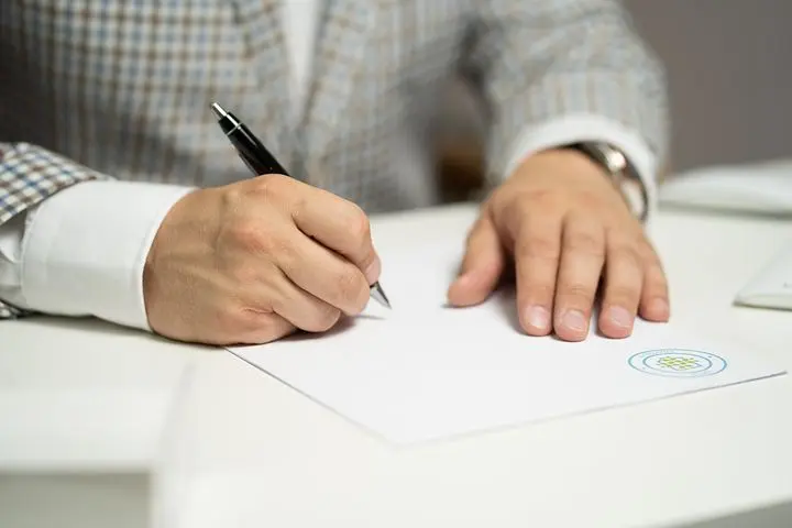 توثيق عقد إيجار سكني.. من يدفع قيمة توثيق عقد الايجار المؤجر ام المستأجر؟