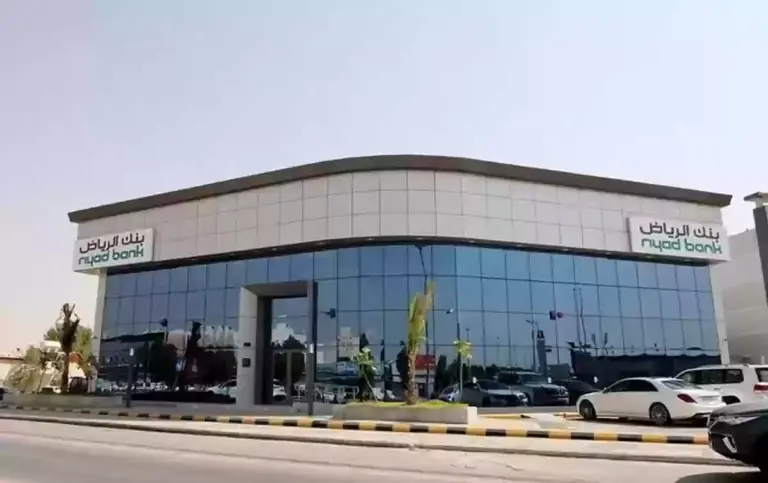 هل يمكنني دخول صالة كبار الشخصيات بنك الرياض؟
