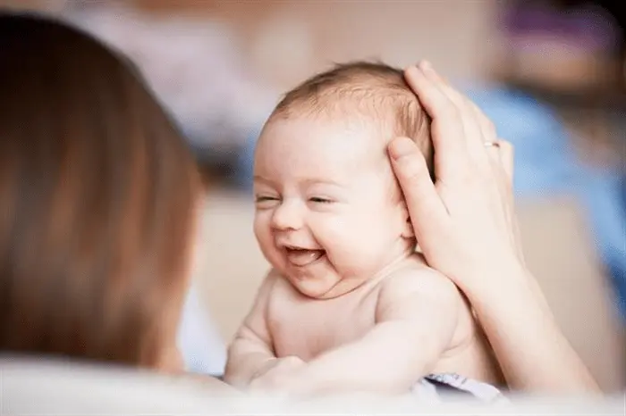 متى يبدأ الطفل بالضحك والمناغاة
