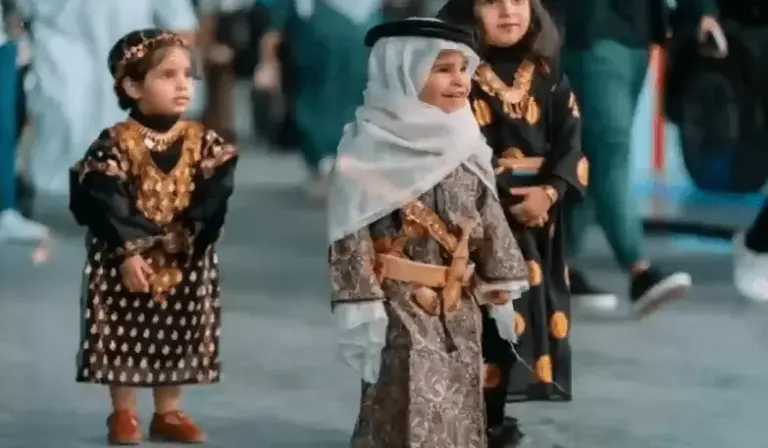 ما هي أفكار أزياء يوم التأسيس السعودي للاطفال البنات والاولاد