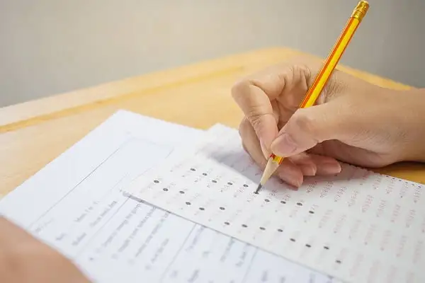 إذاعة مدرسية عن الاختبارات في المدرسة