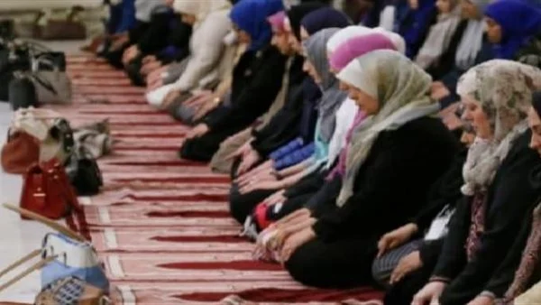 اذا صلت المراه بالنساء وكانت هي الامام فانها تكون … أكمل