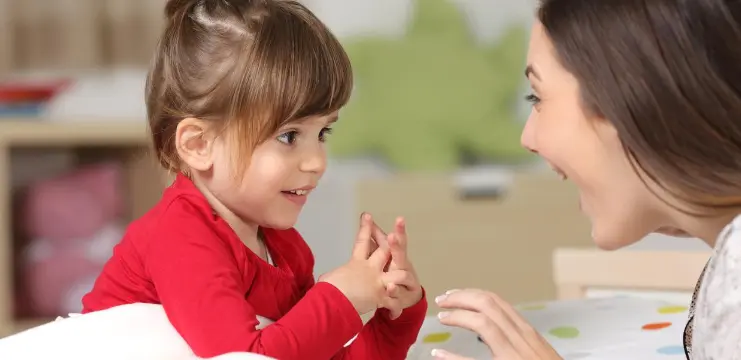 ما هو السن الطبيعي للكلام عند الأطفال ولماذا يتأخر الكلام عندهم
