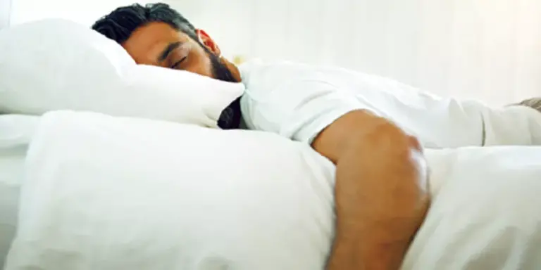 تعرف على اضرار النوم على البطن .. يمكن أن يضر صحتك بشكل خطير