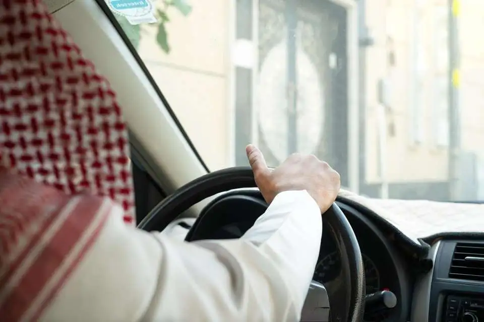 تعرف على شروط نقل كفالة سائق خاص للمرأة وتكلفة نقل الكفالة 1447
