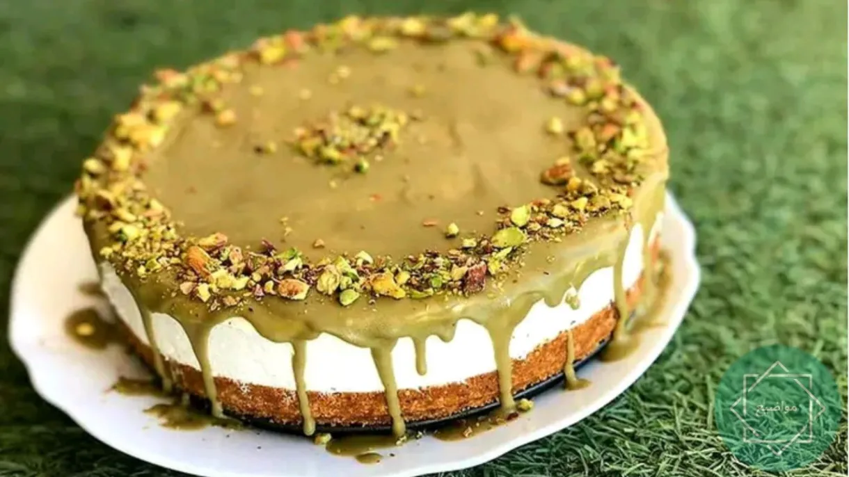 بطعم لذيذ وشهي أحلى من محلات الحلواني .. طريقة عمل كيكة الفستق بالزبادي