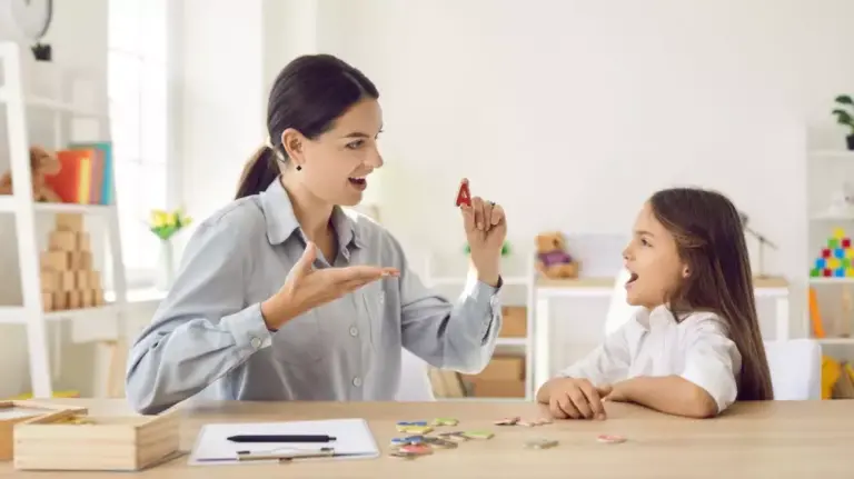 على ماذا يدل تكرار الكلام عند الأطفال