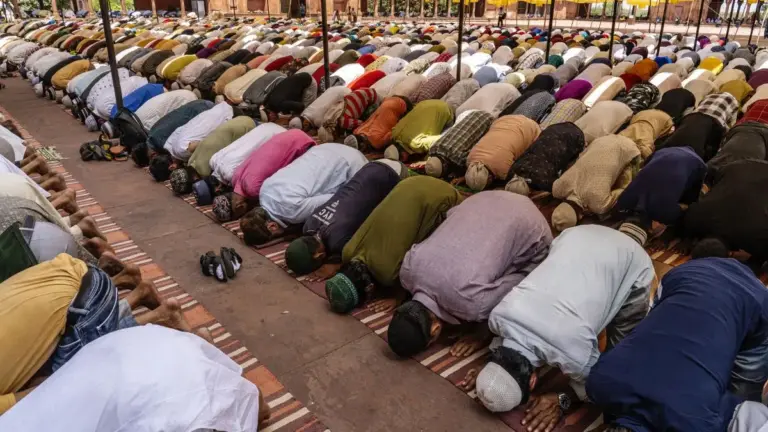 كم ركعه كان يصلي النبي التراويح.. هل صلي الرسول التراويح ٢٠ ركعة؟