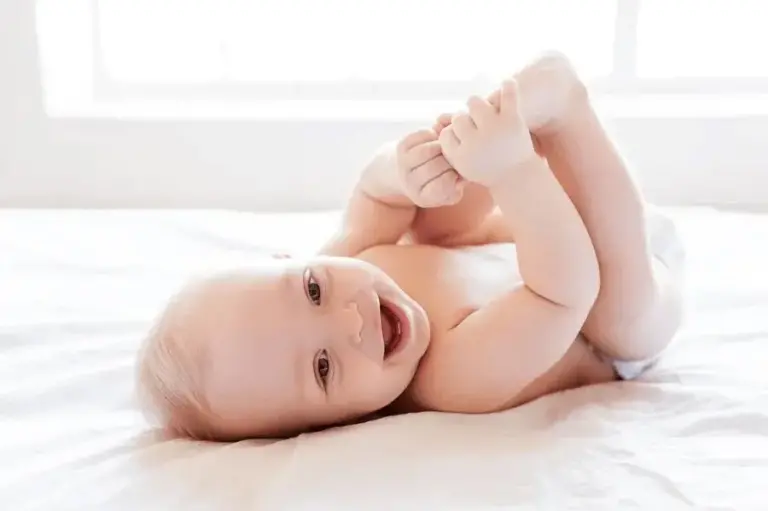 لماذا يضع الرضيع رجله في فمه ؟