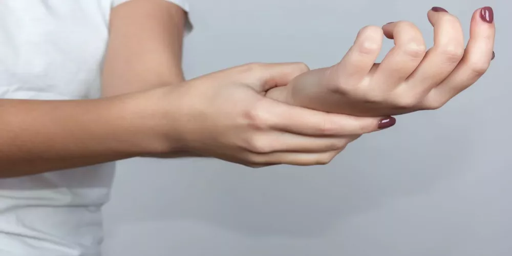 ما هو التخصص المسؤول عن مرض تنميل اليد؟