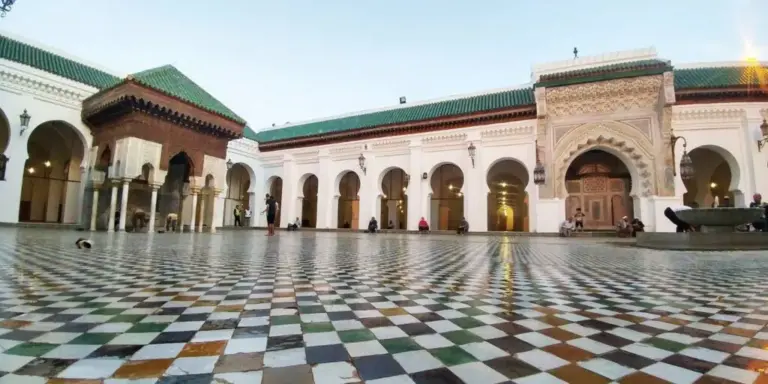 ما هي أقدم جامعة في العالم وفي أي دولة تقع؟ وما هي الكليات المتاحة بها