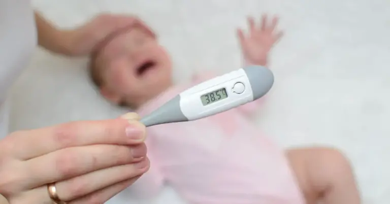 متى تعتبر درجة حرارة الرضيع مرتفعة ومتى يجب الذهاب إلى الطبيب