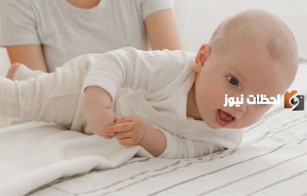 متى ينقلب الرضيع على بطنه ؟ .. في أي عمر