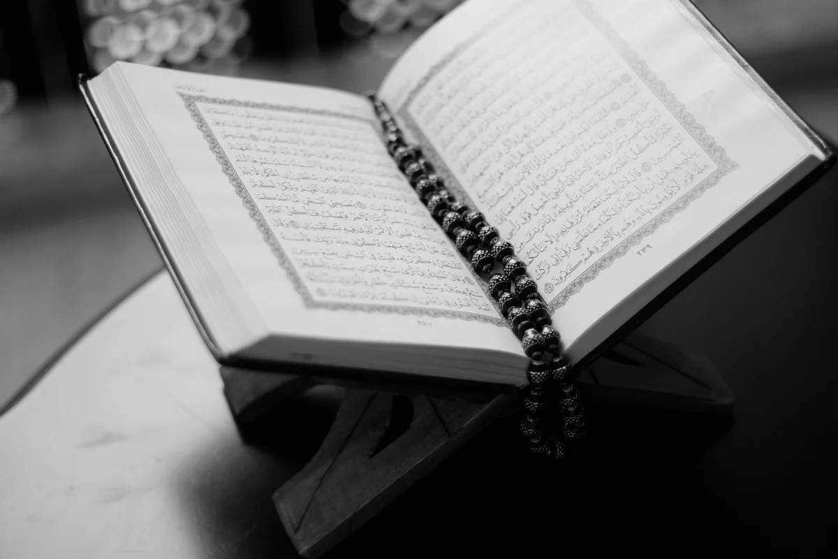 من شروط الرقية الشرعية أن تكون بلسان عربي أو أجنبي حتى ولو لم يفهم معناه.. متى تكون الرقية محرمة؟