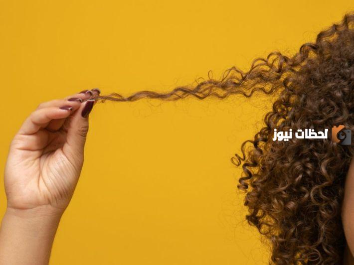 مجموعة من طرق طبيعية لفرد الشعر المموج والمجعد في المنزل