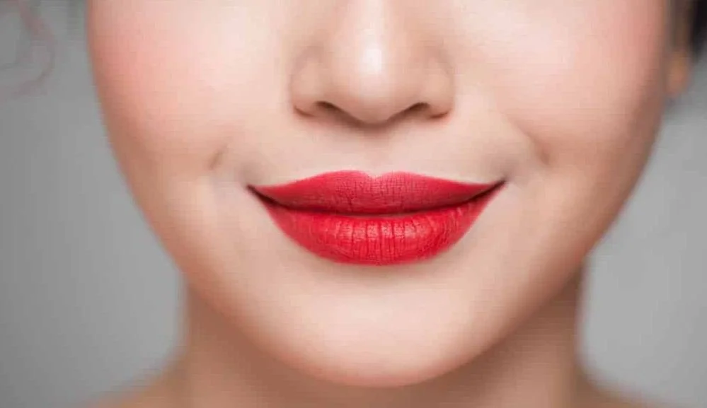 كيف أصنع أحمر شفاه بنفسي في المنزل بمكونات طبيعية