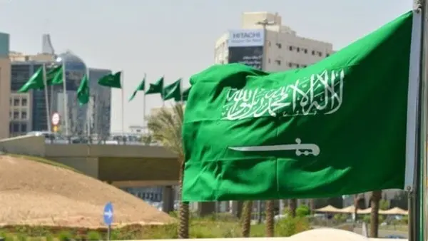 حالات تُطبق فيها السعودية عقوبات لحاملي العلم السعودي