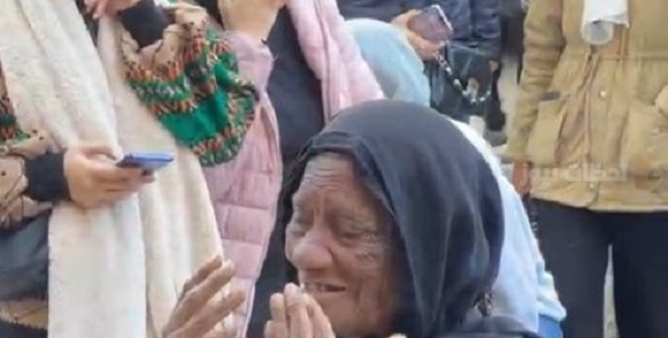 سيدة تنهار من البكاء وتدعو لأحمد عدوية قائلة : “كان بيعطف عليا”