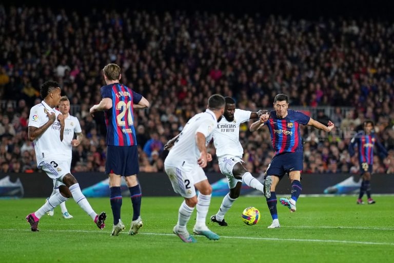 برشلونة وريال مدريد في صراع حاسم على صدارة الليجا 2025-25