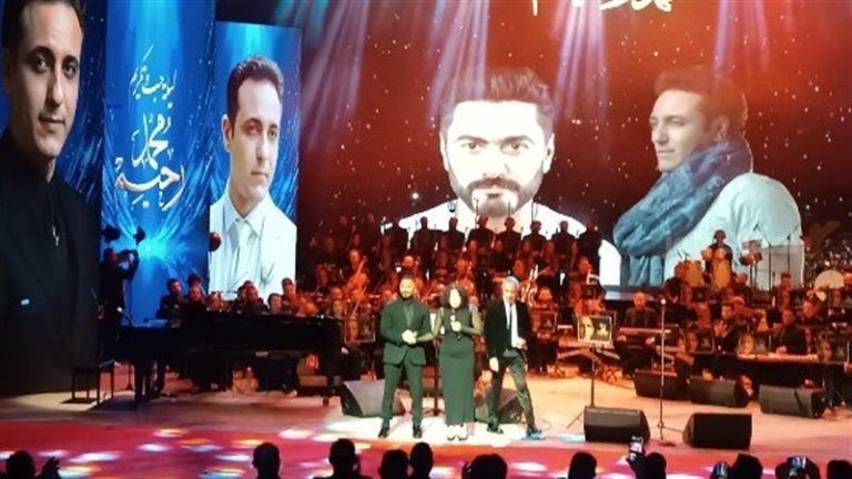 تامر حسني على المسرح برفقة ابنة محمد رحيم في حفل تكريم الراحل