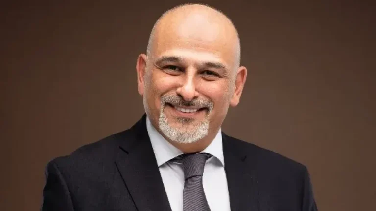 “لم أجد من هو أنسب مني لهذا المنصب” | فنان سوري يدعم الحكومة ويرشّح نفسه لرئاسة الوطن