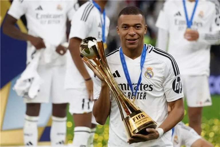 رد فعل غير متوقع | مبابي في تصرف غريب بعد تتوج رال مدريد بكأس القارات