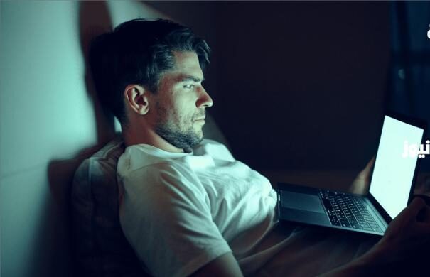هل مشاهدة الأفلام الإباحية في نهار رمضان من مبطلات الصيام؟!